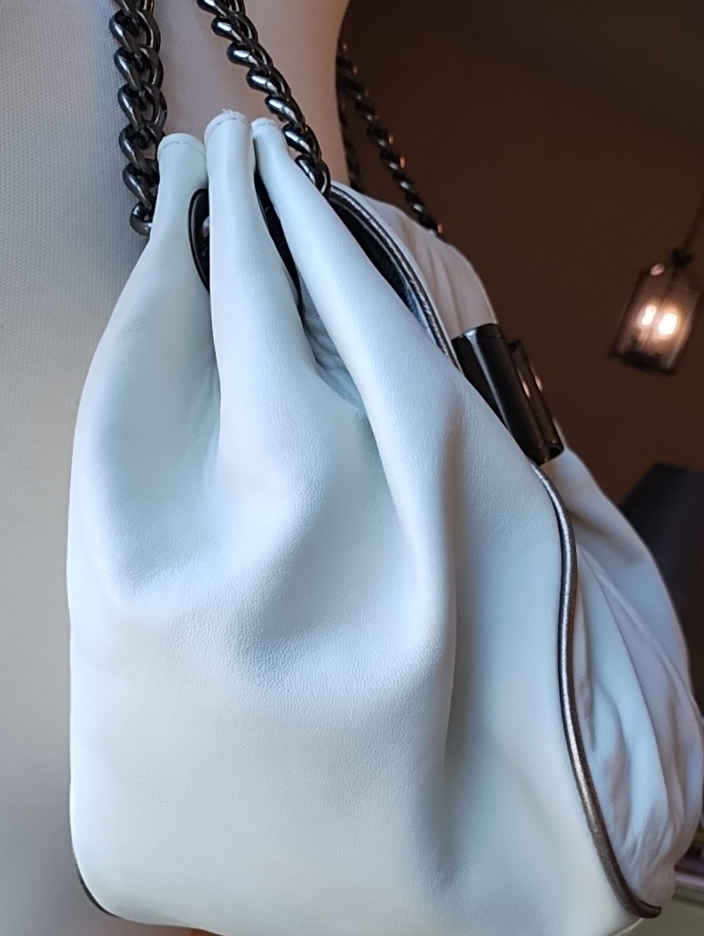 Betsy Johnson white leather shoulder bag with metal bow closure - Picture 4 of 10